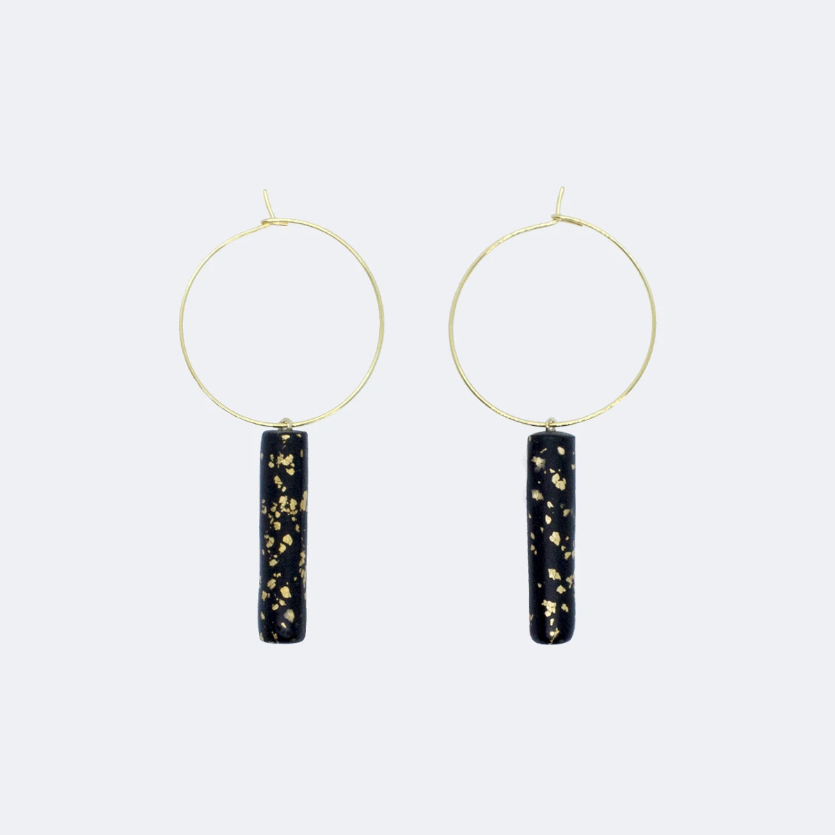 Stylische Creolen-Ohrringe mit schwarzen Pendelhänger mit Goldsprenkeln von 5MM Paper